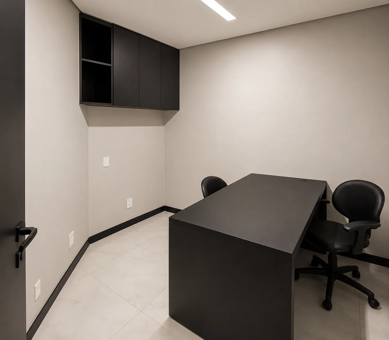 Home office planejado com mesa preta, marcenaria escura suspensa e acabamento minimalista