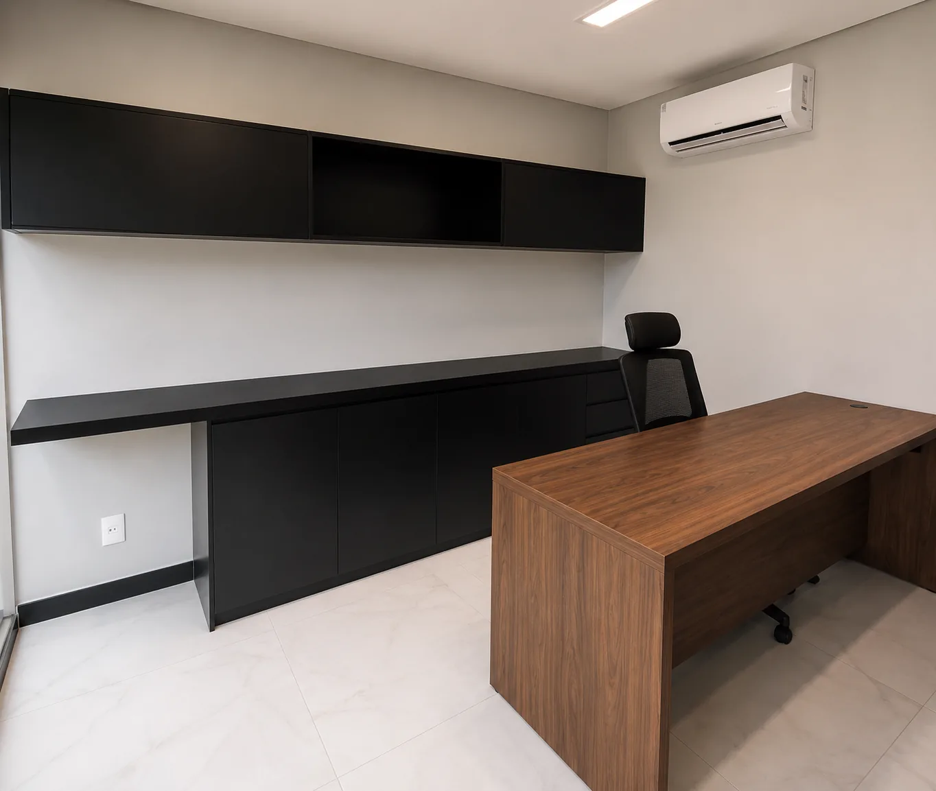 Home office planejado com marcenaria preta, bancada ampla e mesa em madeira