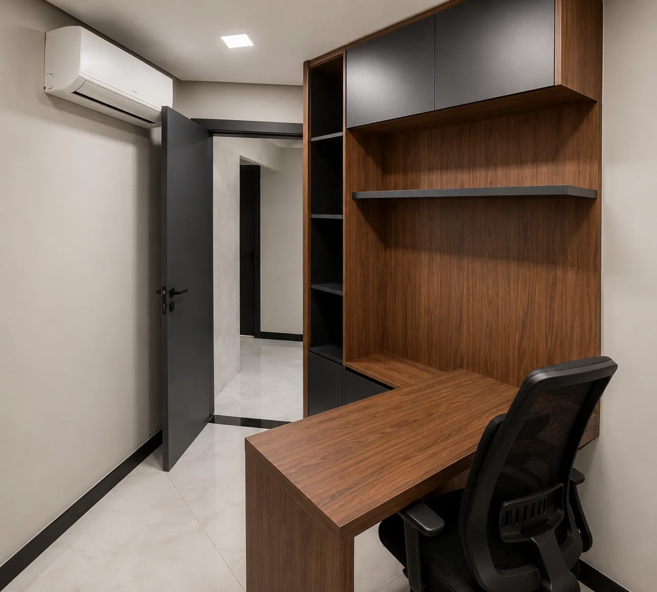Home office planejado em L com marcenaria amadeirada, nichos e detalhes em preto